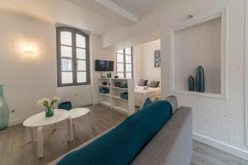 een woonkamer met een bank en een bed bij Studio Well Decorated In Avignon in Avignon