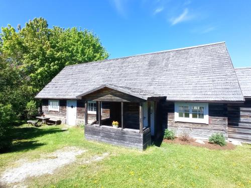an old log house with a yard at Toomarahva Farmstay in Altja