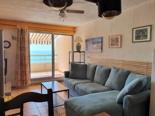 ein Wohnzimmer mit einem Sofa und Meerblick in der Unterkunft CONFORTABLE T2 EN FRONT DE MER, PARKING, WI-FI in Sète