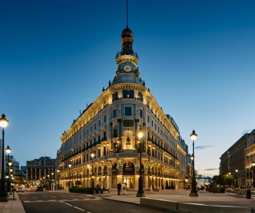 Four Seasons Hotel Madrid — Facade/entrance