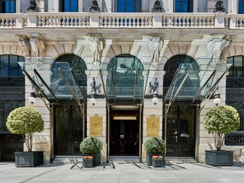 Four Seasons Hotel Madrid — Facade/entrance