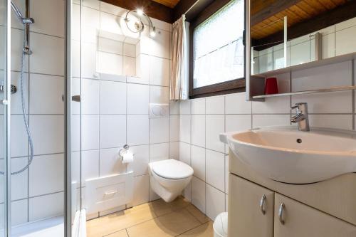 Koupelna v ubytování Ferienwohnpark Immenstaad am Bodensee Nurdachhaus Typ 8 NDT 002