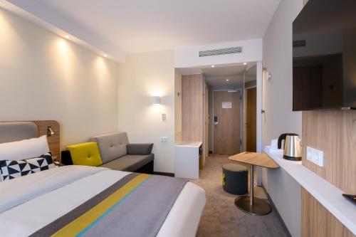 Una cama o camas en una habitación de Holiday Inn Express - Fulda by IHG