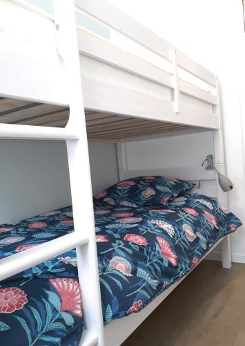 - une chambre avec 2 lits superposés et un lit dans l'établissement MIRA BELLA - Centre ville avec jardin, à Saumur