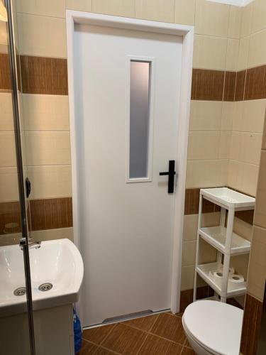Łazienka z białą toaletą i umywalką w obiekcie Gdynia Główna Apartment w mieście Gdynia