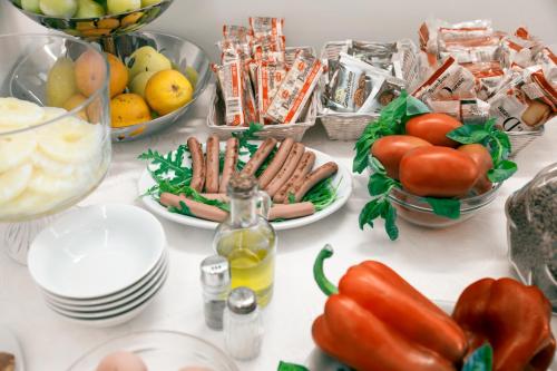 una mesa con platos de comida y cuencos de frutas y verduras en Hotel Il Pino, en Praiano