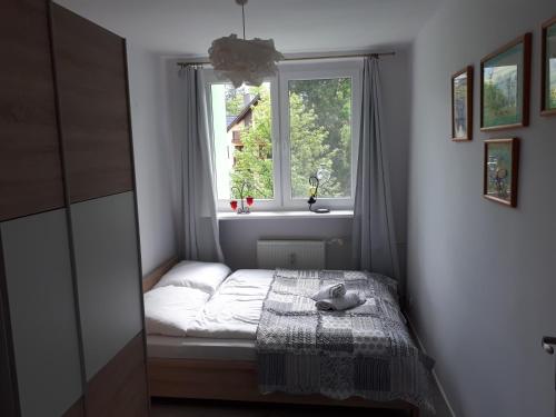 Apartament Aleksandra في كارباش: غرفة نوم صغيرة بها سرير ونافذة