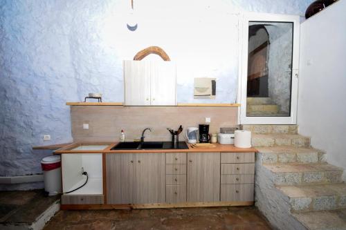kuchnia ze zlewem i blatem w obiekcie The traditional hause with the best view w mieście Leonidion