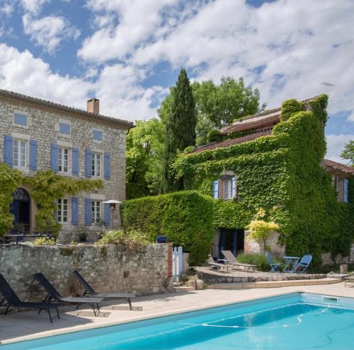 une maison avec piscine devant un immeuble dans l'établissement MAISON BEAUMONT, à Le Verdier
