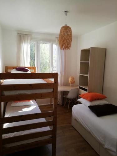 une chambre avec deux lits superposés et un bureau dans l'établissement Résidence du Parc fleuri de Lyon Cœur Lyon8 PKG free 95m2, à Lyon