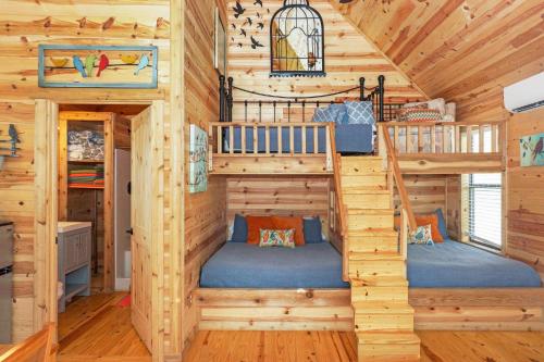 een slaapkamer in een blokhut met 2 stapelbedden bij Arbor House of Dripping Springs - Finch House in Dripping Springs