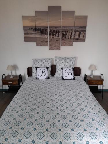 - une chambre avec un lit et 2 oreillers dans l'établissement Le DINGSON, à Arromanches-les-Bains