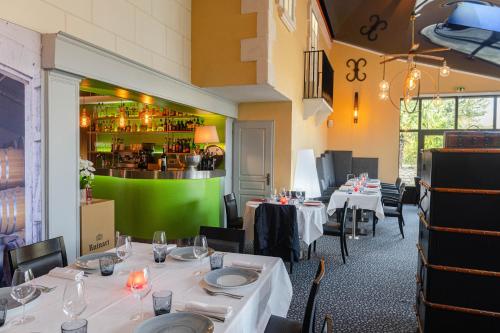 Posezení v ubytování Logis Hôtel Restaurant L'Essille