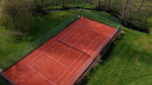an aerial view of a tennis court in the grass at Château de la Chapelle in Anthisnes