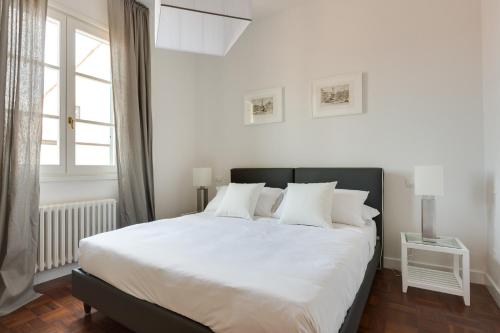 フィレンツェにあるApartments Florence - Rondinelli Terraceの白いベッドルーム(大型ベッド1台、白い枕付)