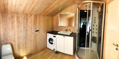 y baño con lavadora y lavamanos. en Norway Stabben Tour, en Tustna