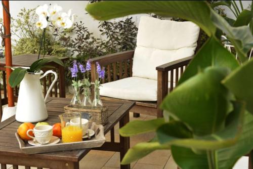 - une table avec un plateau d'oranges et de jus sur un balcon dans l'établissement hotel lisà, à Viareggio