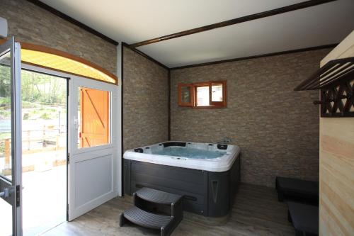 d'une salle de bains avec bain à remous dans la chambre dans l'établissement Green Riviera Case Vacanza, à Borzonasca