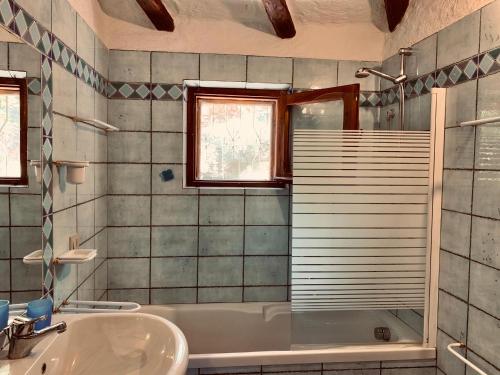 y baño con bañera y lavamanos. en Eleni Room en Costa Dorata