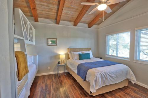 1 dormitorio con cama y techo de madera en Millie's Waterfront Cottages Unit 4 - Clara, en Canyon Lake