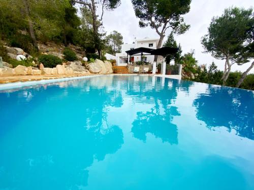 Villa La Piedra Ibiza con vistas al mar, a la montaña y piscina,