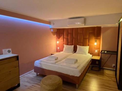 1 dormitorio con 1 cama grande y cabecero de madera en Black Swan House, Old Town, en Gdansk