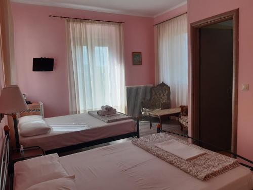 Postel nebo postele na pokoji v ubytování Christina Guest House