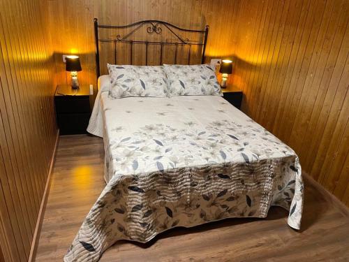 Tempat tidur dalam kamar di 2 bedrooms house with wifi at Tineo