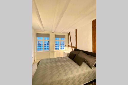 1 dormitorio con cama y ventana en Luxury 'Kings Garden' City-Flat In Center Of Town, en Copenhague