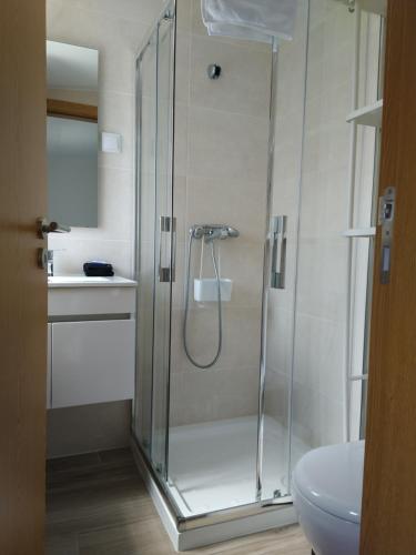 沃澤拉的住宿－Barão Guesthouse，带淋浴、水槽和卫生间的浴室