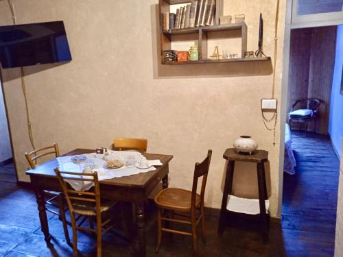 a dining room with a table and chairs at A REALDO - Casa Il Nido Delle Aquile in Triora