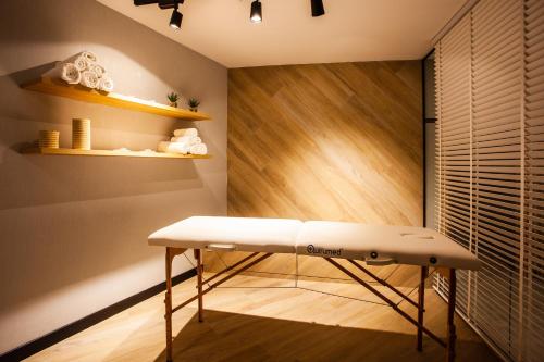a room with a bench and a shelf at Hospedium H Cabo Sport in Finisterre