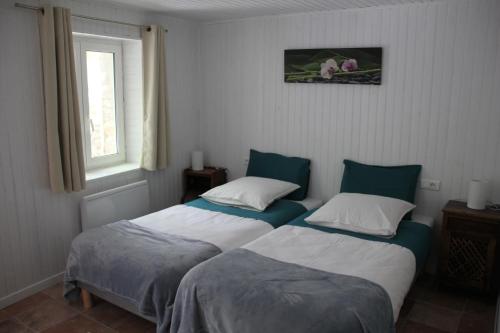 Postel nebo postele na pokoji v ubytování Maison de charme 3 étoiles dans les Cévennes avec terrasse et piscine privée