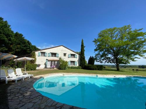 una gran piscina frente a una casa en Labarthe, en Baleyssagues