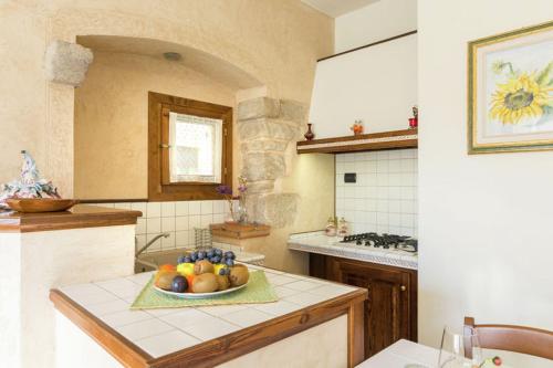 una cocina con un bol de fruta en una barra en Prosecco hills, 1 hour from Venice, swimming pool, ground floor, en Miane