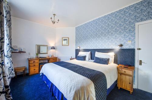 A bed or beds in a room at Edale House B&B 