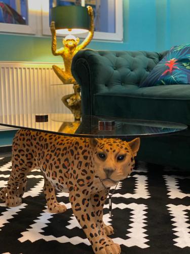 a statue of a leopard standing in a living room at SmartHotel Flamingo Self check-in in Gießen