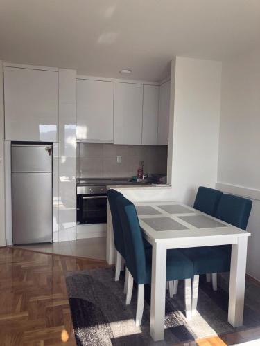 Η κουζίνα ή μικρή κουζίνα στο Apartman Victoria