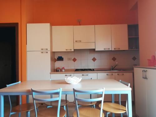 Una cocina o zona de cocina en La Dea del mare