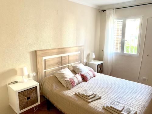 - une chambre avec un lit et 2 serviettes dans l'établissement La Felicidad Apartamento en Dénia, à Dénia