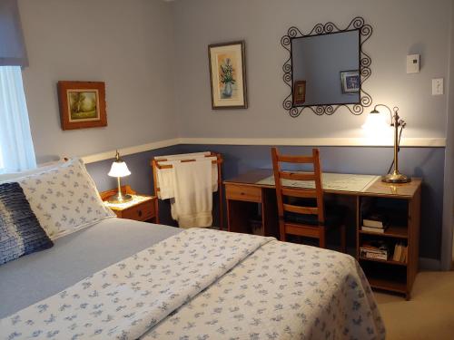 - une chambre avec un lit et un bureau avec un miroir dans l'établissement 3 Bedrooms 3 beds near metro -2 Parking Free, à Montréal