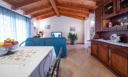 cocina y comedor con mesa y sillas en One bedroom appartement at Capitana 350 m away from the beach with sea view garden and wifi, en Capitana