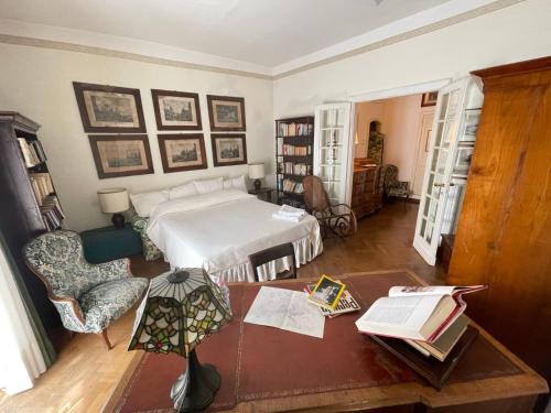 ein Schlafzimmer mit einem Bett und einem Tisch mit Büchern in der Unterkunft Angolo di Porta Sole in Perugia