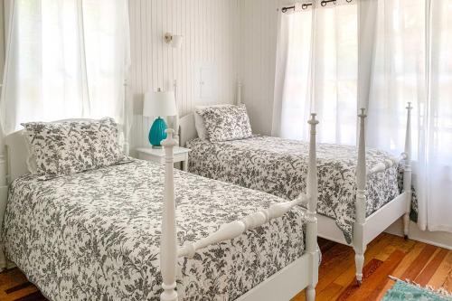 Ένα ή περισσότερα κρεβάτια σε δωμάτιο στο Saranac Lake Cabin with Beach Access