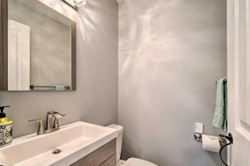 Bagno di Chic Dover Home with Hot Tub 1 Mi to Golf!