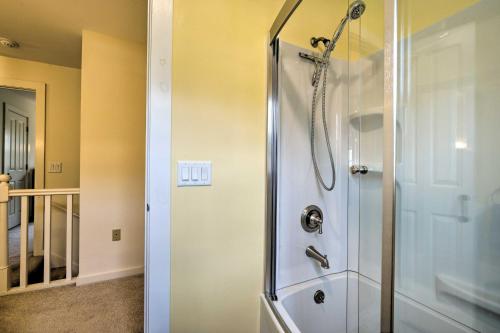Bagno di Chic Dover Home with Hot Tub 1 Mi to Golf!