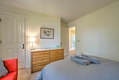 Letto o letti in una camera di Chic Dover Home with Hot Tub 1 Mi to Golf!