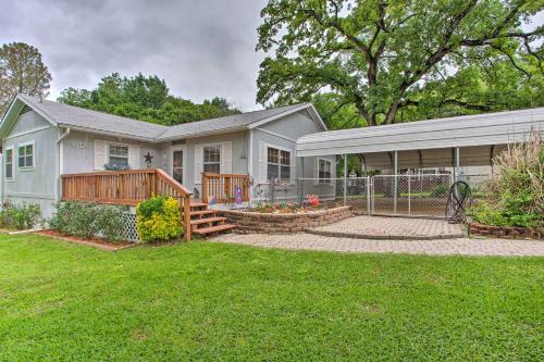 Φωτογραφία από το άλμπουμ του Cedar Creek Reservoir Home with Private Boat Launch! σε Gun Barrel City