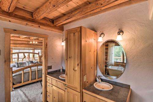 Photo de la galerie de l'établissement Spacious, Luxe Cabin with Mtn Views, Sauna and More!, 