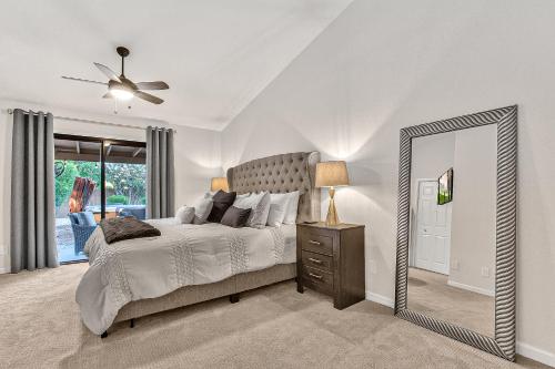 een slaapkamer met een grote spiegel en een bed bij Sunset Ridge in Phoenix